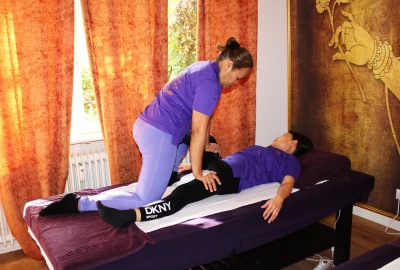 Thai Massage durch Drücken
